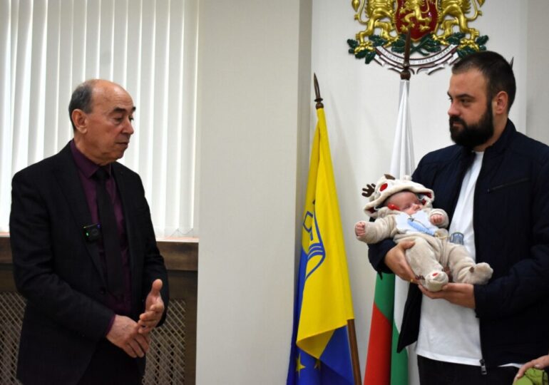 Първото бебе на Асеновград за 2026 г. получи подаръци от общината (СНИМКИ)