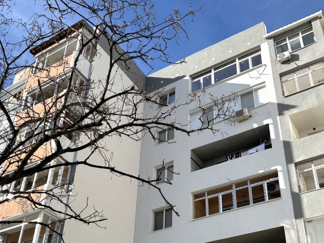 Скоро още един блок в „Тракия“ ще е с обновен облик (СНИМКИ)