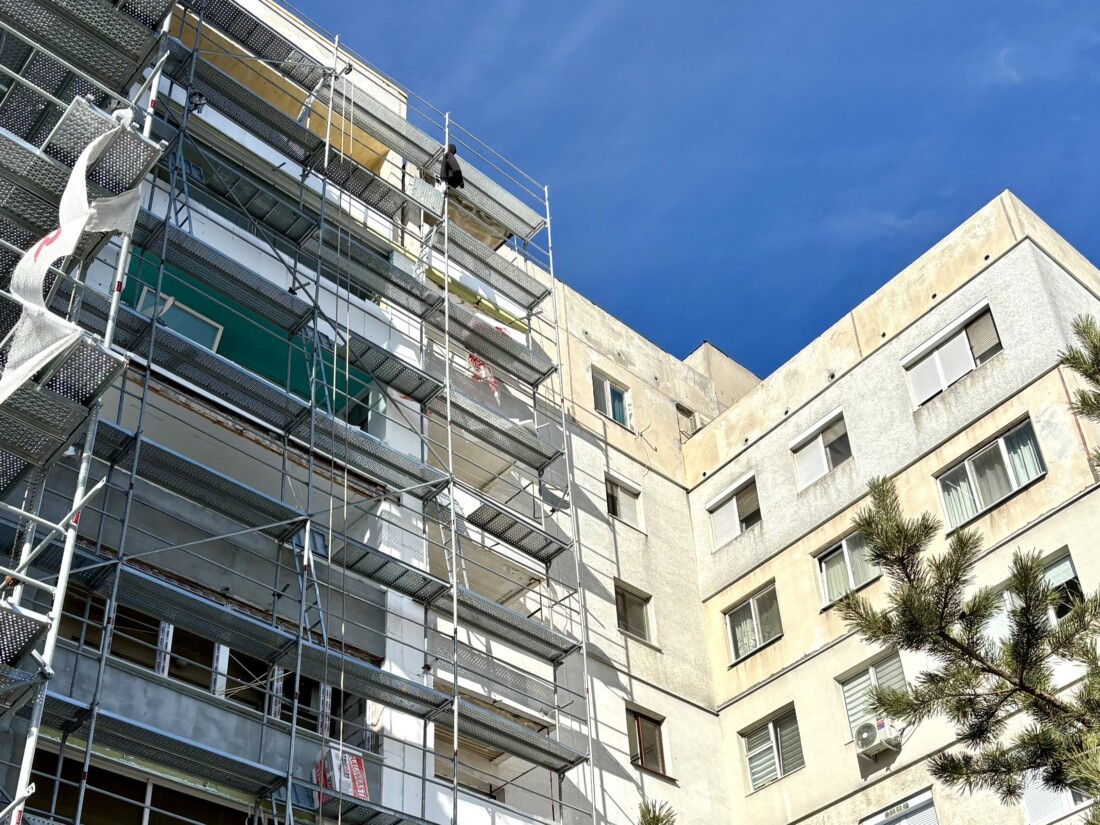 Скоро още един блок в „Тракия“ ще е с обновен облик (СНИМКИ)