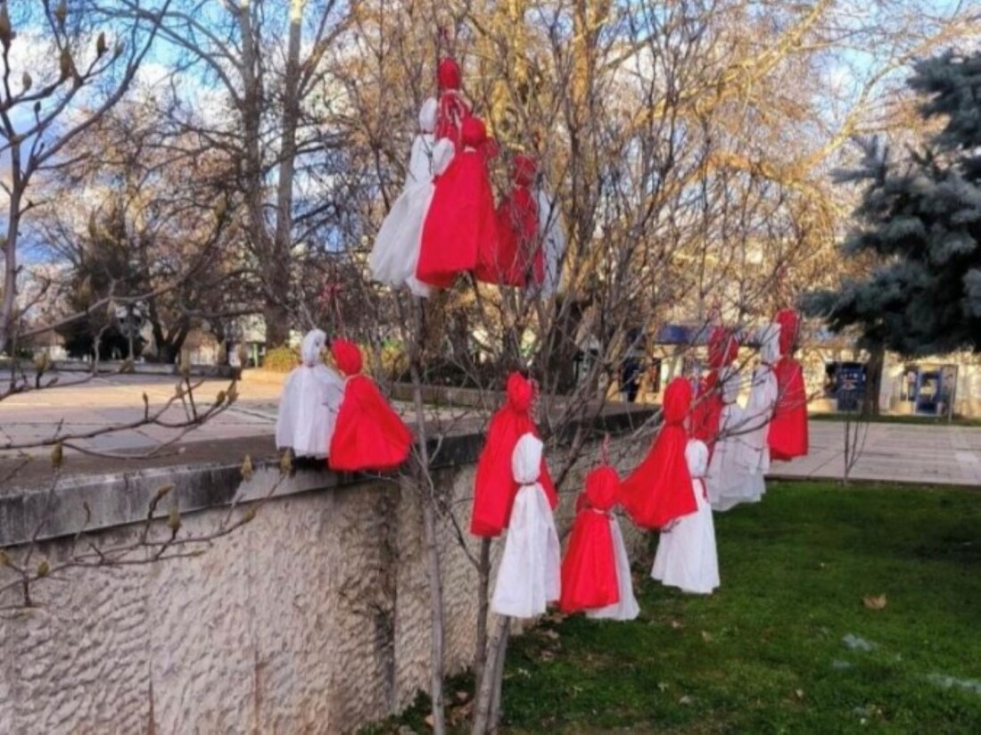 С красива украса и празнично настроение: Първомай посреща Баба Марта (СНИМКИ)