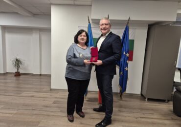 Почетен плакет и поздравителен адрес за директора на ОУ "Димчо Дебелянов"