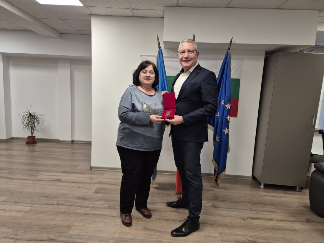 Почетен плакет и поздравителен адрес за директора на ОУ „Димчо Дебелянов“