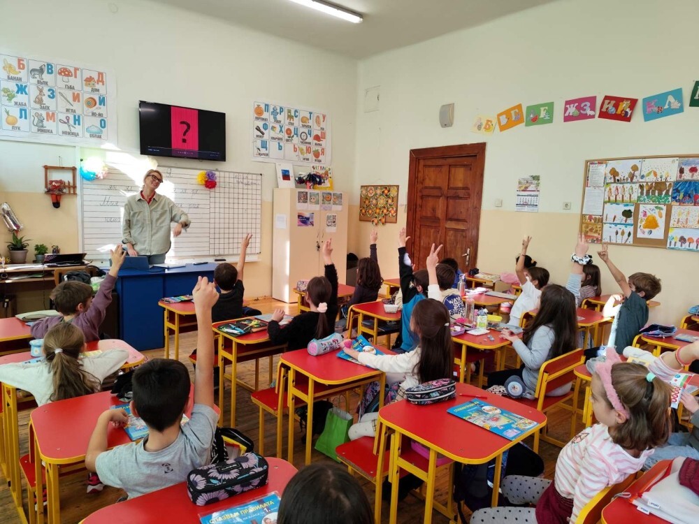 Интерактивни уроци по пътна безопасност достигнаха до близо 12 000 деца