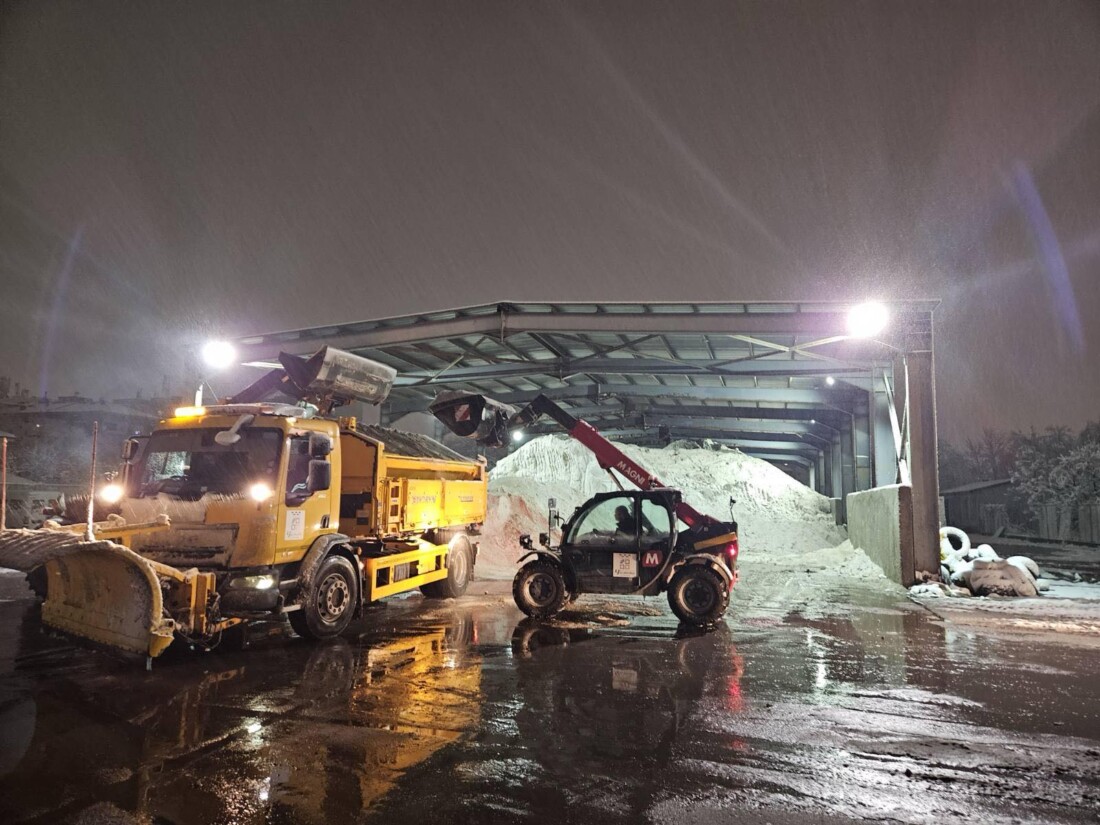 Над 1000 общински служители почистват Пловдив от снега (СНИМКИ и ВИДЕО)