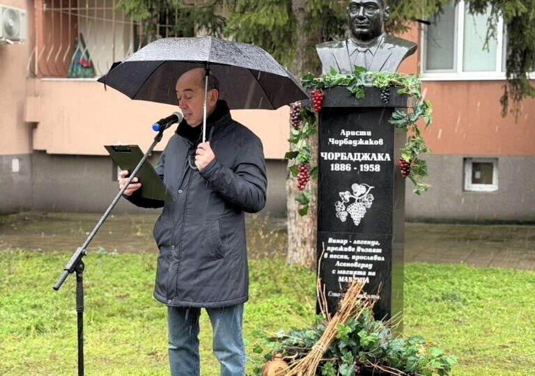 Снегът не попречи на празника: 32-годишен от Крушаре спечели 100-килограмов овен на борбите в Асеновград (СНИМКИ) 16 Снегът не попречи на празника: 32-годишен от Крушаре спечели 100-килограмов овен на борбите в Асеновград (СНИМКИ)