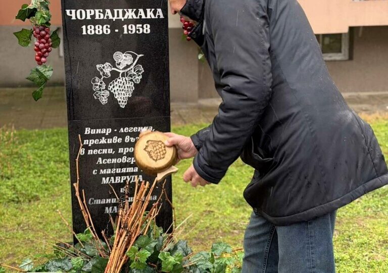 Снегът не попречи на празника: 32-годишен от Крушаре спечели 100-килограмов овен на борбите в Асеновград (СНИМКИ) 15 Снегът не попречи на празника: 32-годишен от Крушаре спечели 100-килограмов овен на борбите в Асеновград (СНИМКИ)