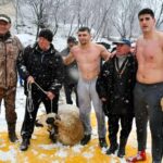 Снегът не попречи на празника: 32-годишен от Крушаре спечели 100-килограмов овен на борбите в Асеновград (СНИМКИ) 1 Снегът не попречи на празника: 32-годишен от Крушаре спечели 100-килограмов овен на борбите в Асеновград (СНИМКИ)