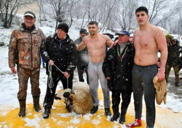 Снегът не попречи на празника: 32-годишен от Крушаре спечели 100-килограмов овен на борбите в Асеновград (СНИМКИ)