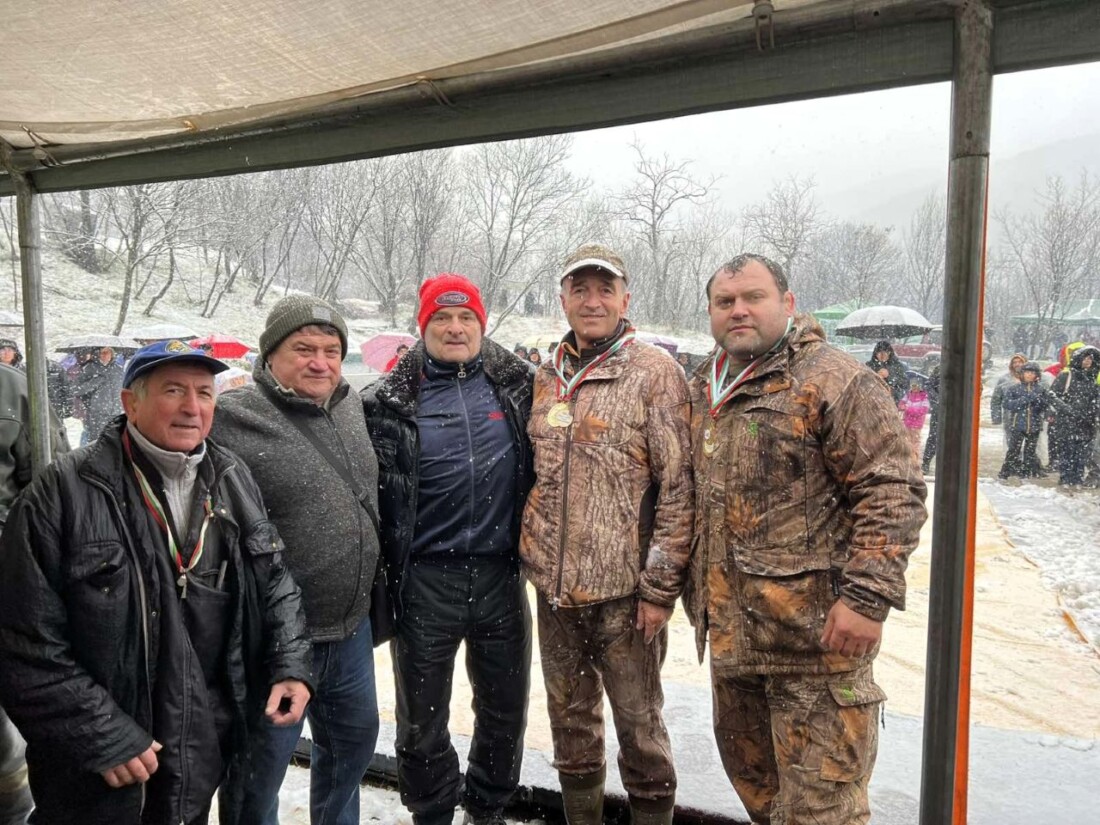 Снегът не попречи на празника: 32-годишен от Крушаре спечели 100-килограмов овен на борбите в Асеновград (СНИМКИ) 3 Снегът не попречи на празника: 32-годишен от Крушаре спечели 100-килограмов овен на борбите в Асеновград (СНИМКИ)