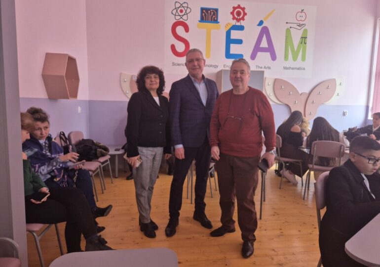 Емил Русинов откри STEM кабинети в две училища в район „Източен“ (СНИМКИ)