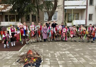 Кукерски празник „Старчовден“ в ДГ „Кремена“ – жива традиция пред детските очи (СНИМКИ)