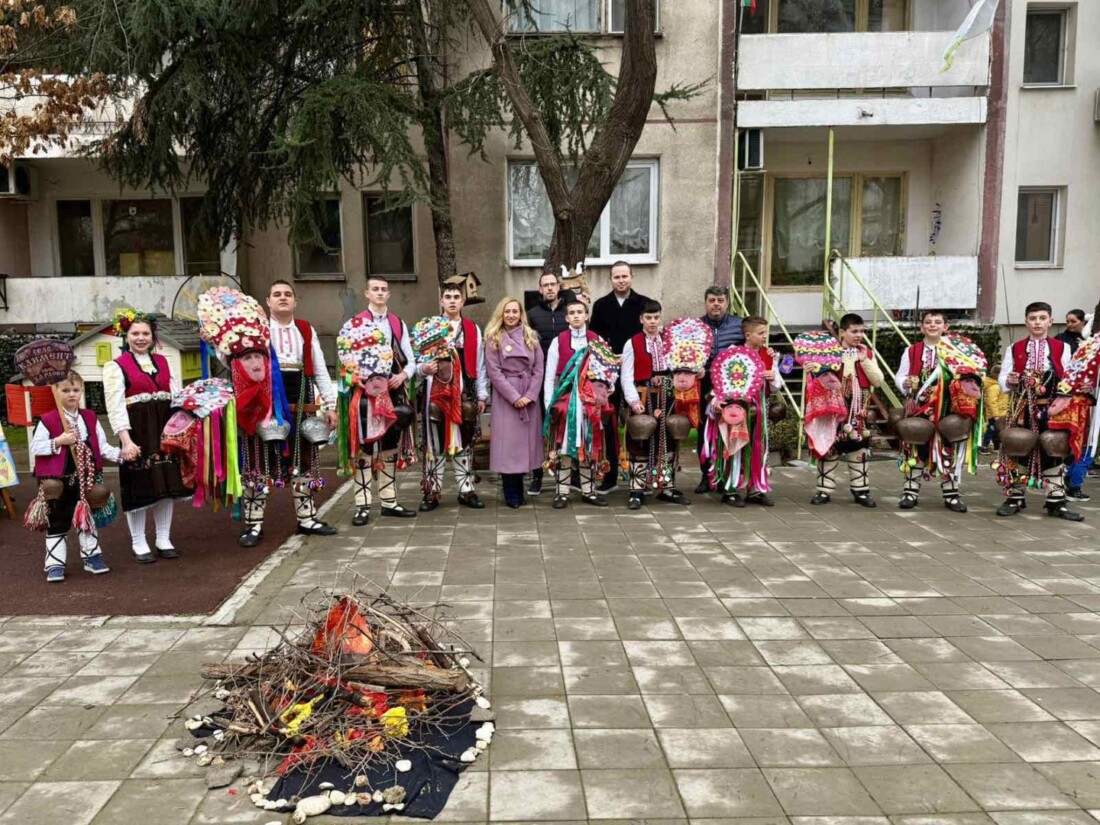 Кукерски празник „Старчовден“ в ДГ „Кремена“ – жива традиция пред детските очи (СНИМКИ)