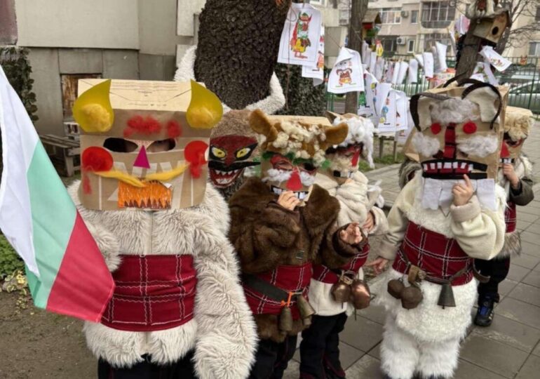 Кукерски празник „Старчовден“ в ДГ „Кремена“ – жива традиция пред детските очи (СНИМКИ) 3 Кукерски празник „Старчовден“ в ДГ „Кремена“ – жива традиция пред детските очи (СНИМКИ)