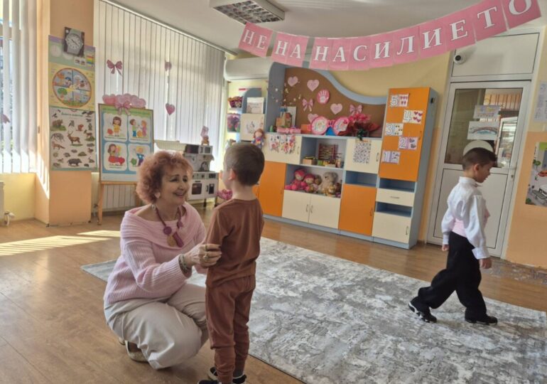 "Да бъдем добри": ДГ "Щастливо детство" отбеляза Деня на розовата фланелка (СНИМКИ)