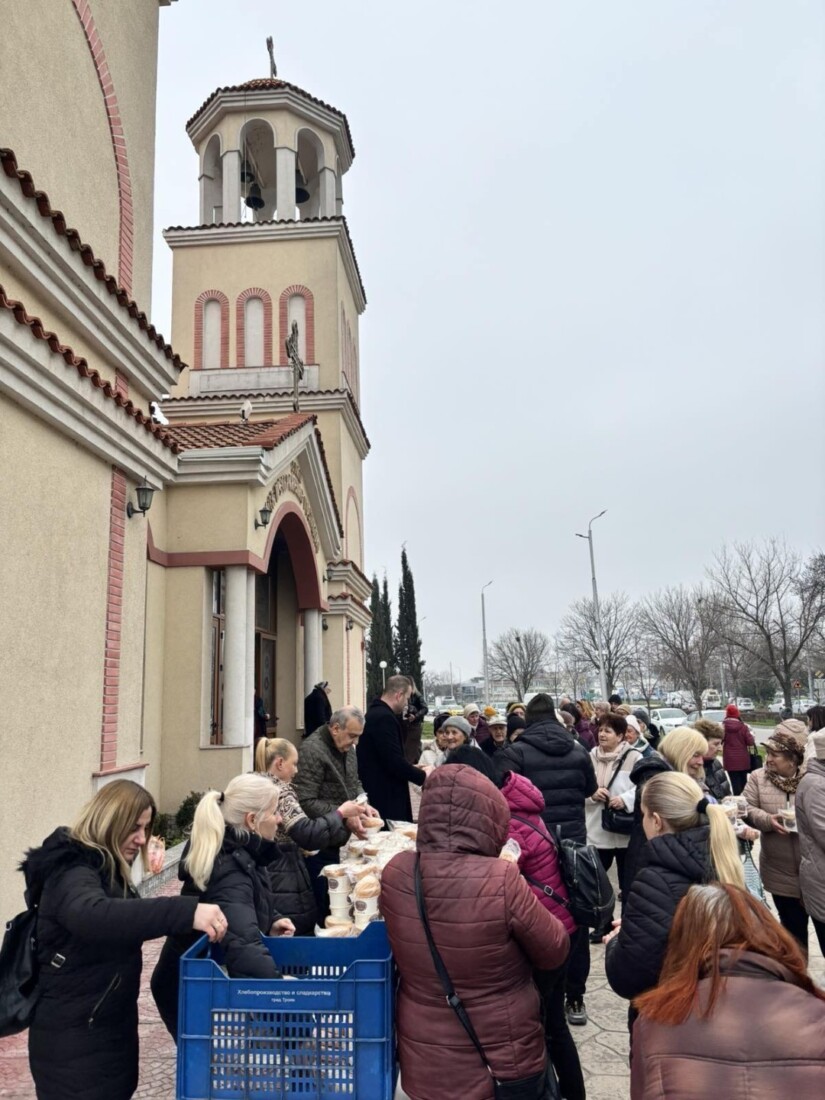 Курбан за Тодоровден раздадоха в „Тракия“ (СНИМКИ) 3 Курбан за Тодоровден раздадоха в „Тракия“ (СНИМКИ)