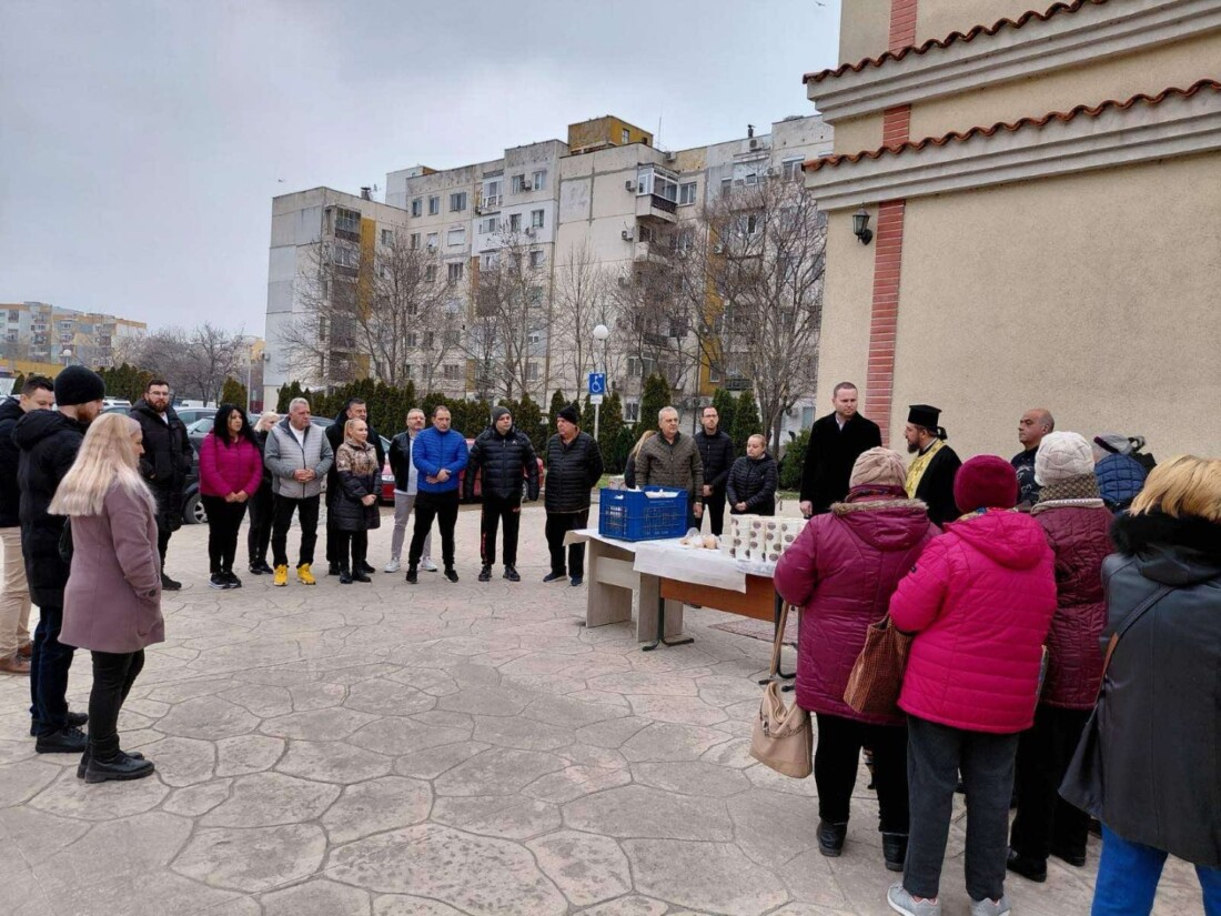 Курбан за Тодоровден раздадоха в „Тракия“ (СНИМКИ) 2 Курбан за Тодоровден раздадоха в „Тракия“ (СНИМКИ)