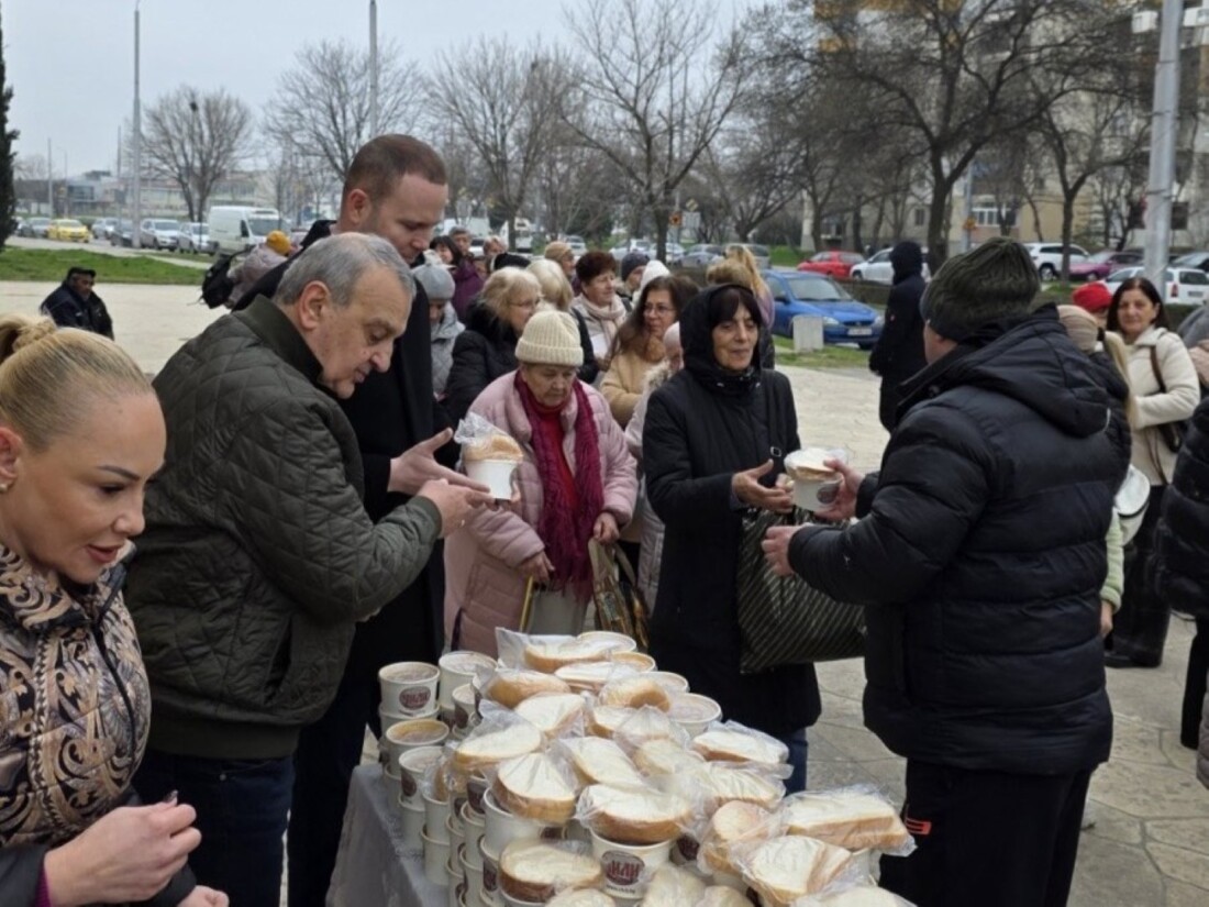 Курбан за Тодоровден раздадоха в „Тракия“ (СНИМКИ) 1 Курбан за Тодоровден раздадоха в „Тракия“ (СНИМКИ)