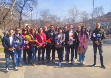 От ГЕРБ поздравиха с цвете дамите в Пловдив за 8 март (СНИМКИ)