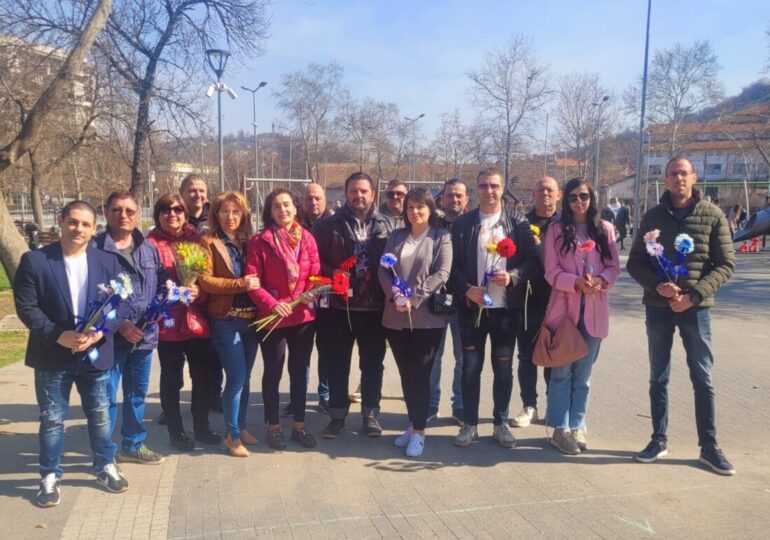 От ГЕРБ поздравиха с цвете дамите в Пловдив за 8 март (СНИМКИ)