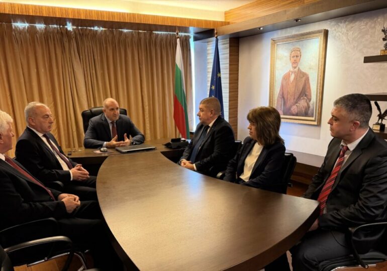 Румен Радев се регистрира за участие в изборите през април