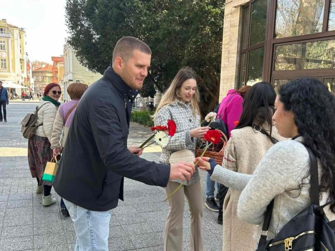 От ГЕРБ поздравиха с цвете дамите в Пловдив за 8 март (СНИМКИ) 4 От ГЕРБ поздравиха с цвете дамите в Пловдив за 8 март (СНИМКИ)