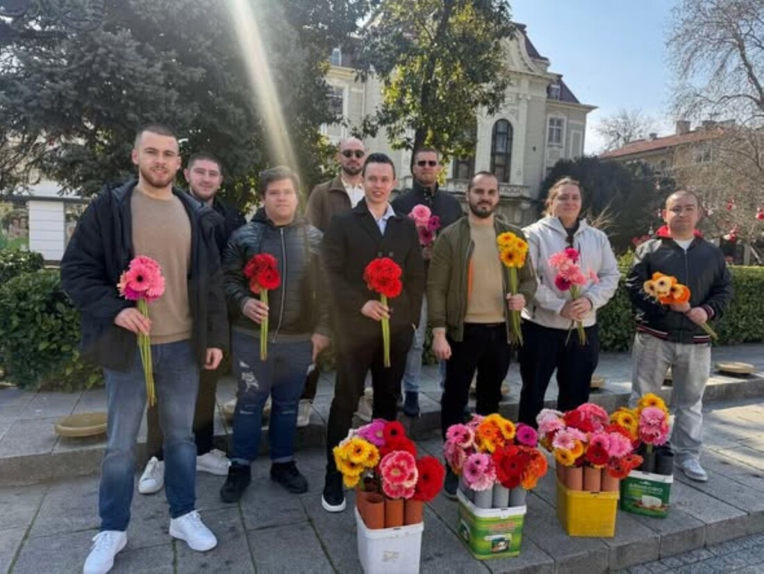 От ГЕРБ поздравиха с цвете дамите в Пловдив за 8 март (СНИМКИ) 5 От ГЕРБ поздравиха с цвете дамите в Пловдив за 8 март (СНИМКИ)