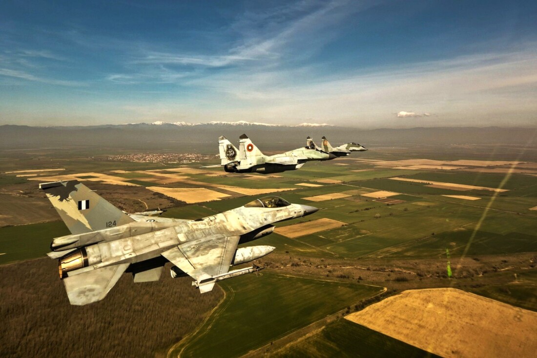 Български МиГ-29 и гръцки F-16 с тренировъчни полети във въздушното ни пространство (СНИМКИ)