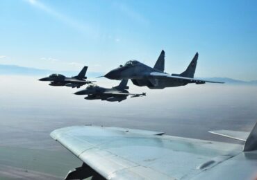 Български МиГ-29 и гръцки F-16 с тренировъчни полети във въздушното ни пространство (СНИМКИ)