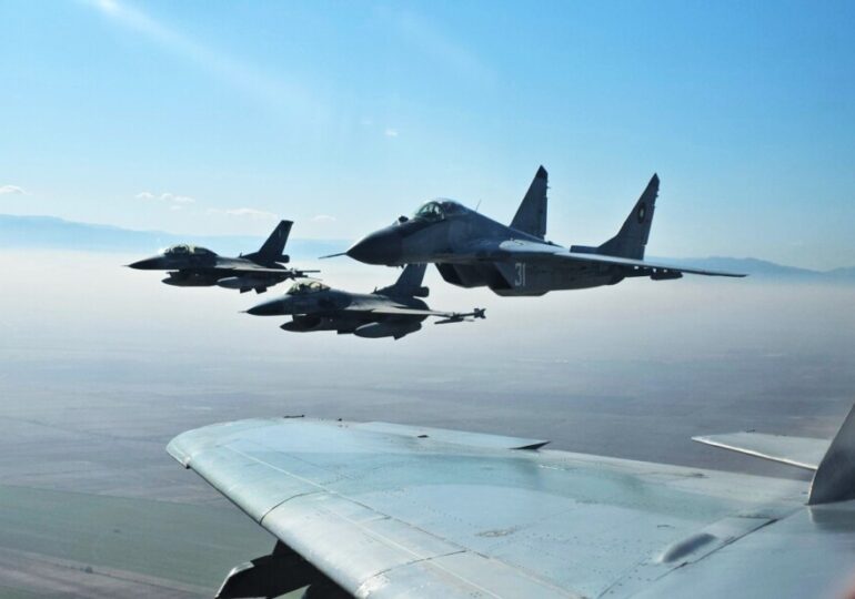 Български МиГ-29 и гръцки F-16 с тренировъчни полети във въздушното ни пространство (СНИМКИ)