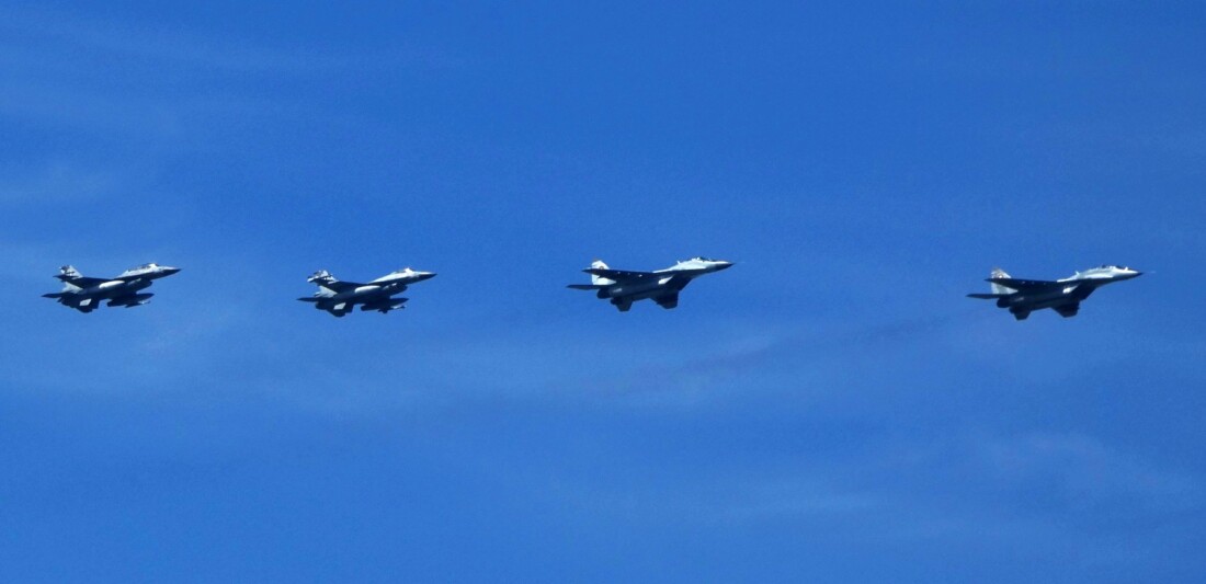 Български МиГ-29 и гръцки F-16 с тренировъчни полети във въздушното ни пространство (СНИМКИ)