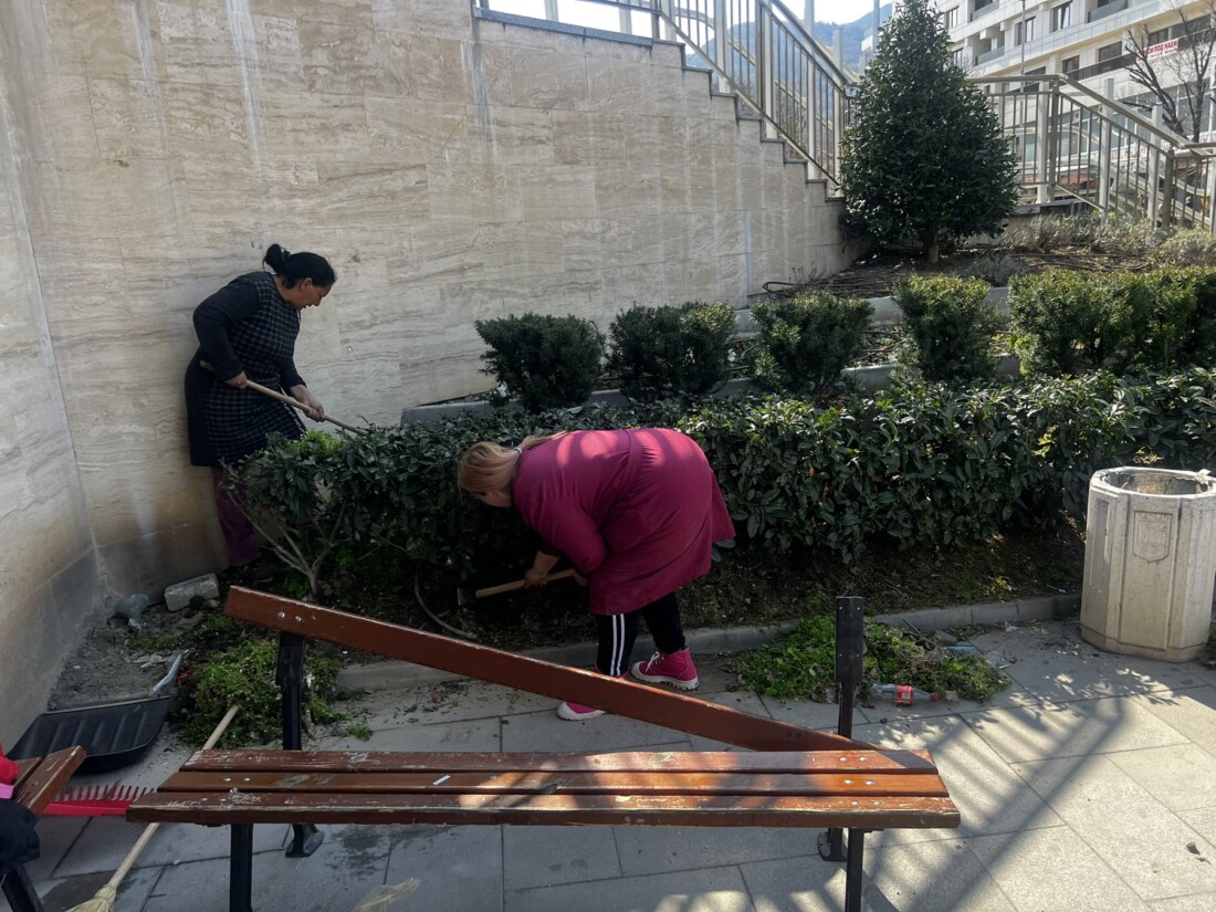Стартира пролетната поддръжка на зелените площи в Асеновград (СНИМКИ) 1 Стартира пролетната поддръжка на зелените площи в Асеновград (СНИМКИ)