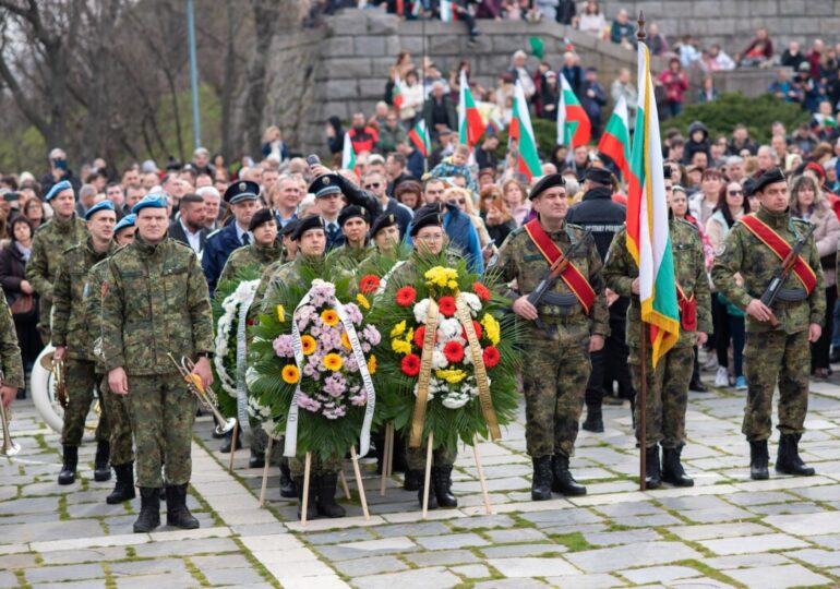 "Народ, който познава цената на свободата си, не може да бъде подчинен": Пловдив почете Националния празник (ГАЛЕРИЯ)
