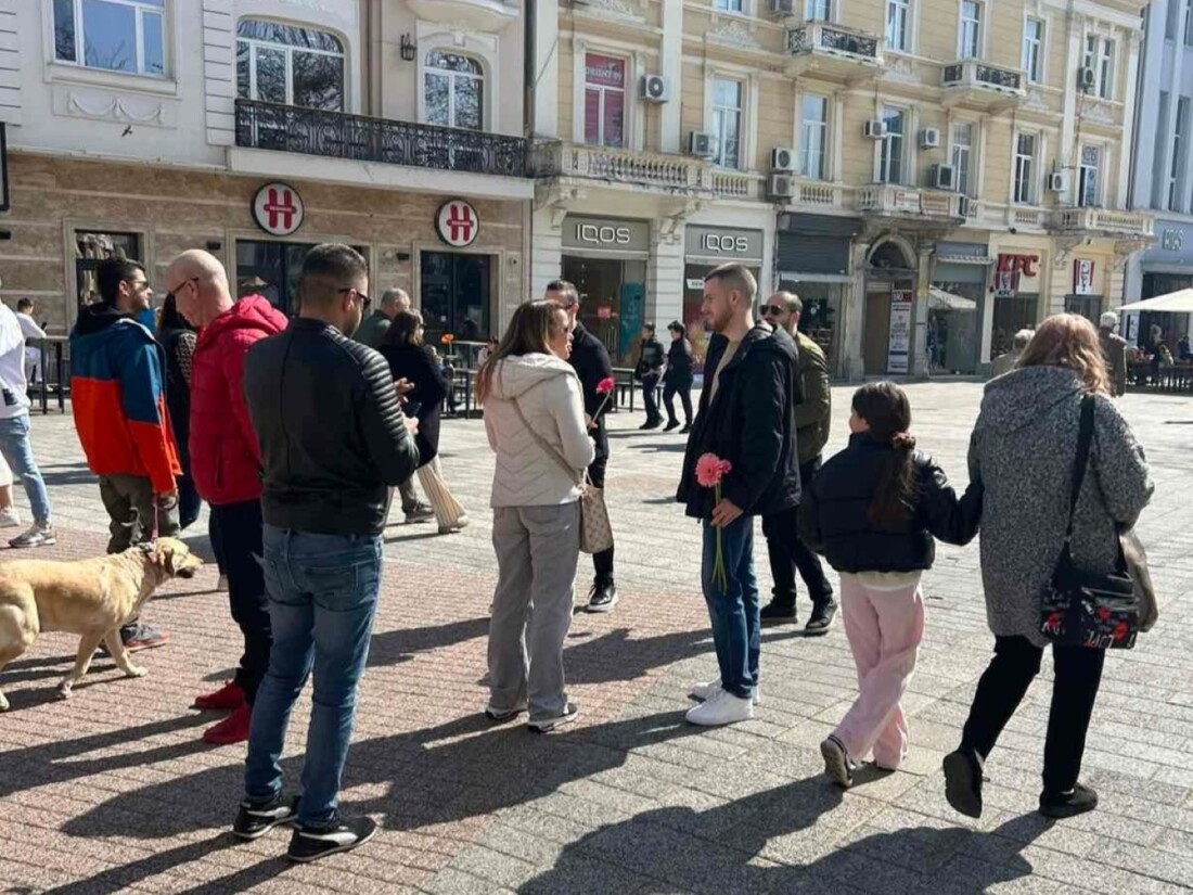 От ГЕРБ поздравиха с цвете дамите в Пловдив за 8 март (СНИМКИ) 1 От ГЕРБ поздравиха с цвете дамите в Пловдив за 8 март (СНИМКИ)