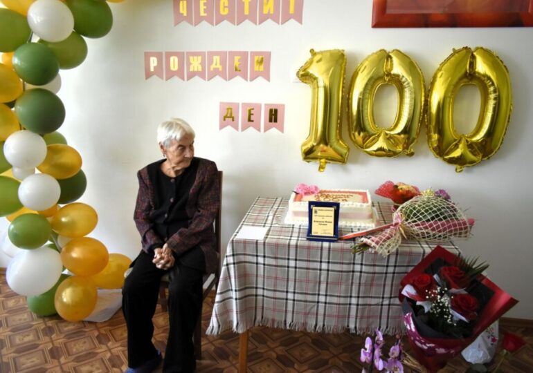 Един век живот: Баба Атанаска от село Златовръх отпразнува 100-годишен юбилей (СНИМКИ)