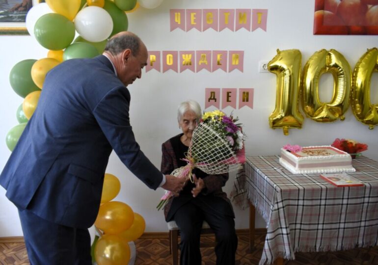 Един век живот: Баба Атанаска от село Златовръх отпразнува 100-годишен юбилей (СНИМКИ)
