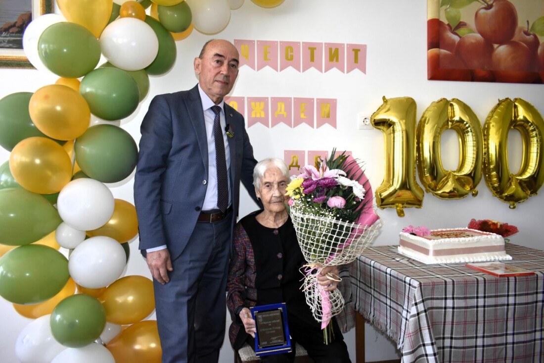 Един век живот: Баба Атанаска от село Златовръх отпразнува 100-годишен юбилей (СНИМКИ)