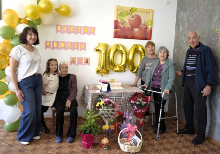 Един век живот: Баба Атанаска от село Златовръх отпразнува 100-годишен юбилей (СНИМКИ)