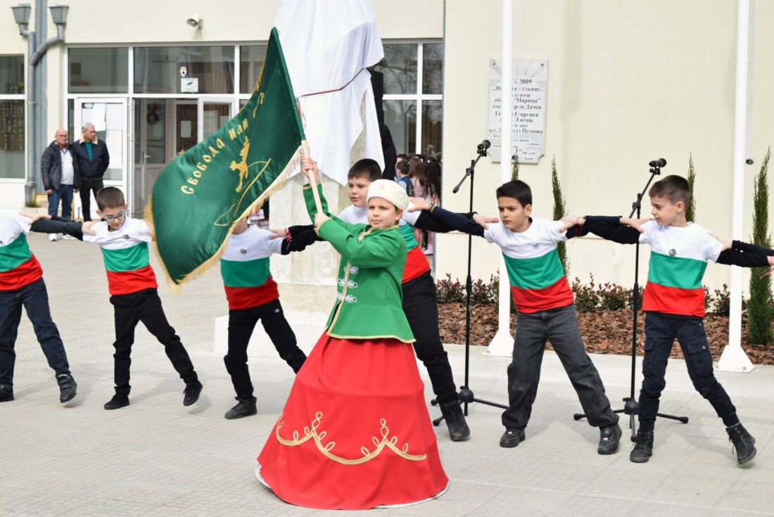 На 3 март в Рогош откриха паметник на Васил Левски (СНИМКИ)