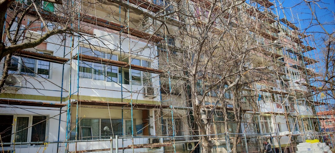 Напредва санирането на блок в район „Източен“ в Пловдив (СНИМКИ)