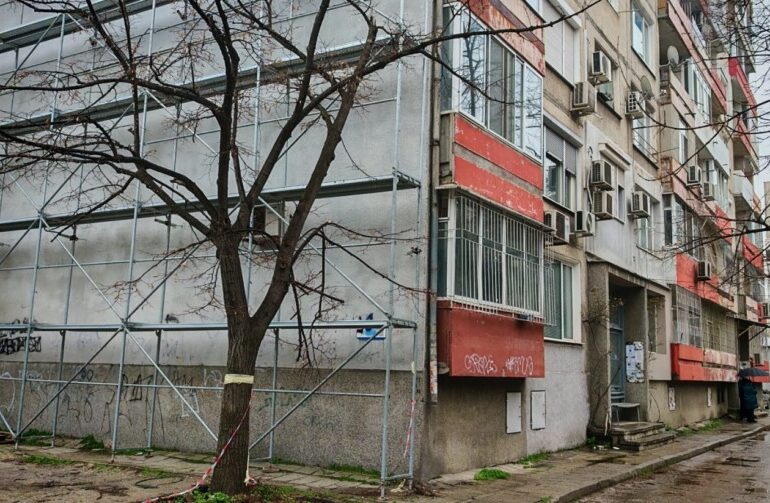 Продължава санирането на жилищни сгради в район „Южен“ (СНИМКИ)