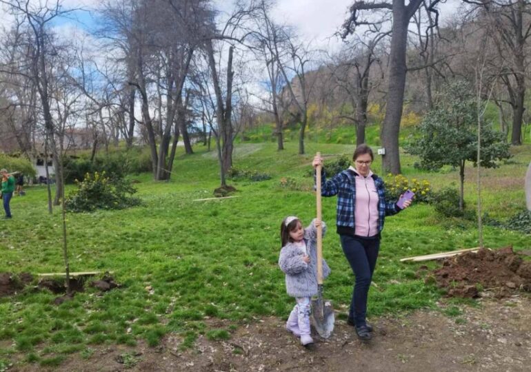 Кметът Костадин Димитров се включи в акция по залесяване на Бунарджика (СНИМКИ)