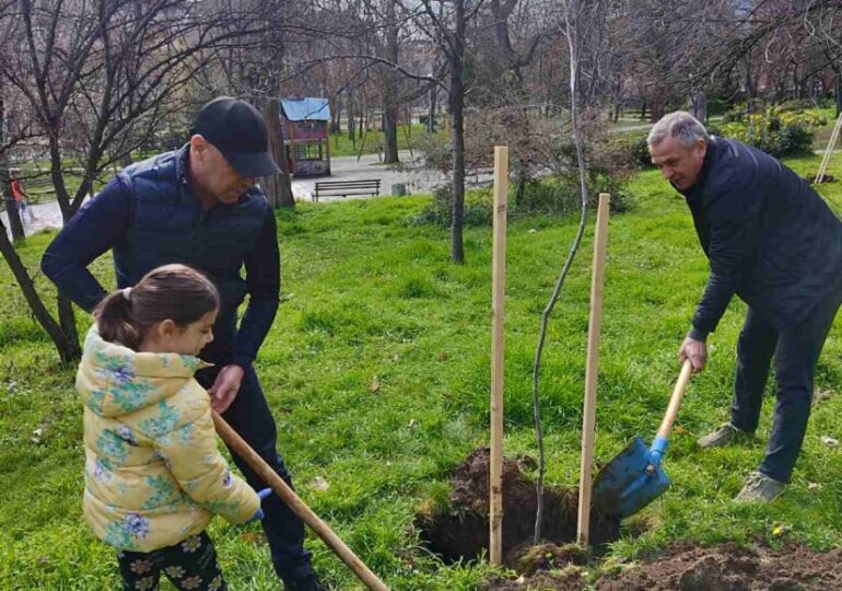 Кметът Костадин Димитров се включи в акция по залесяване на Бунарджика (СНИМКИ)