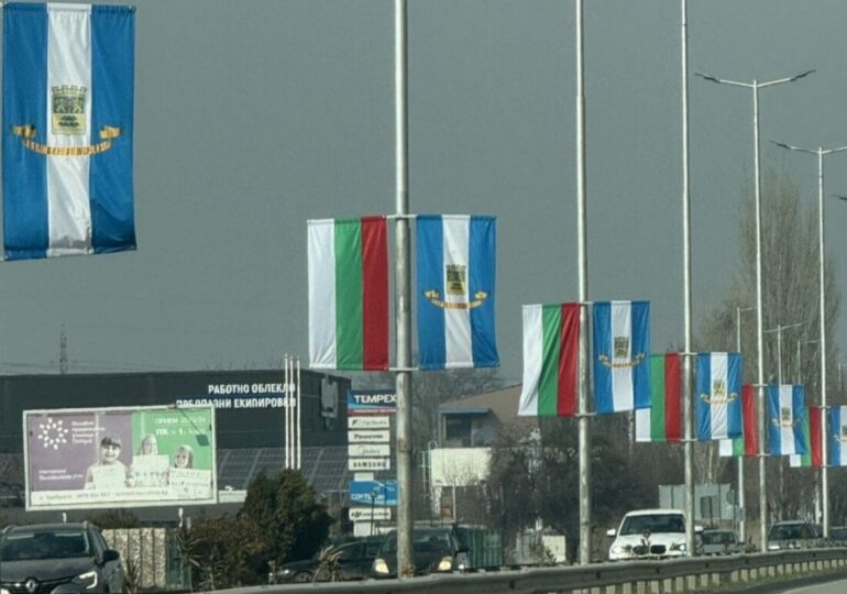 ОП „Чистота“ монтира над 400 нови национални трибагреници в Пловдив по повод 3 март