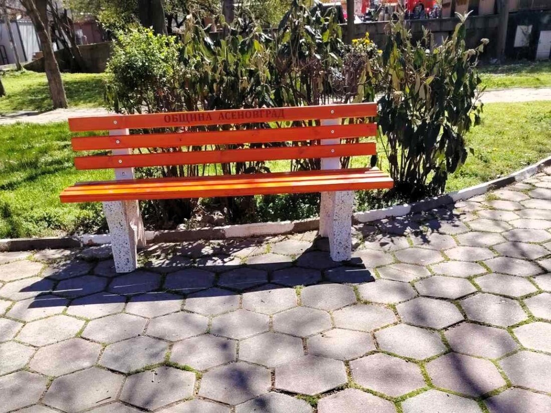 Нови пейки за зелените зони в Асеновград (СНИМКИ)