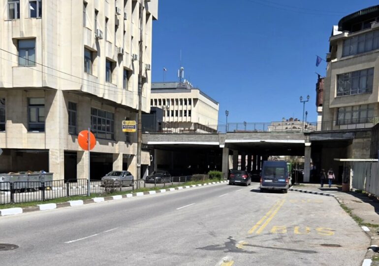 Библиотеката в Асеновград с важна придобивка: Заради монтажа ще е затруднено движението в центъра