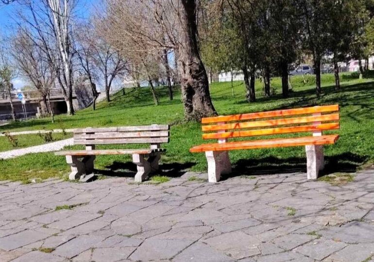Нови пейки за зелените зони в Асеновград (СНИМКИ)