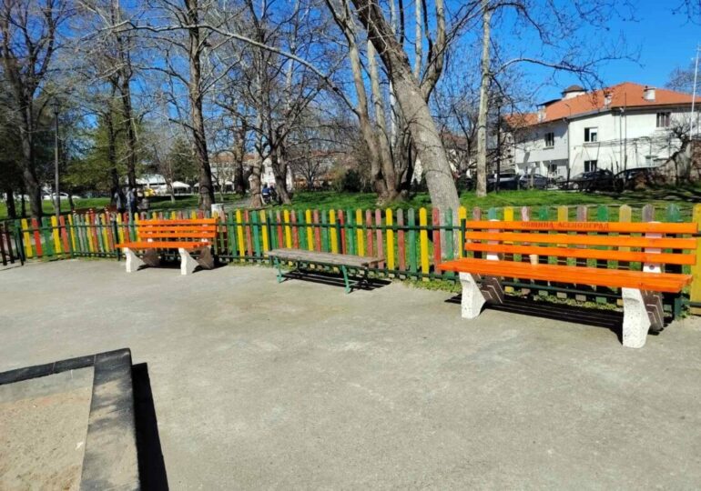 Нови пейки за зелените зони в Асеновград (СНИМКИ)