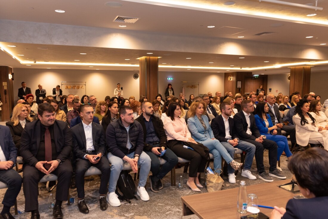 На форум в Пловдив: ГЕРБ представи програмата си за развитие на образованието (СНИМКИ)