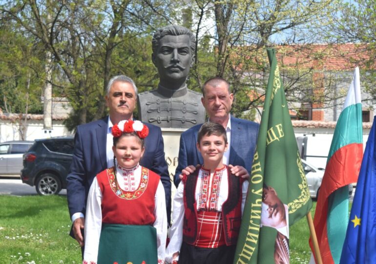 Деца пресъздадоха събитията от 1876 година в Бенковски (СНИМКИ)