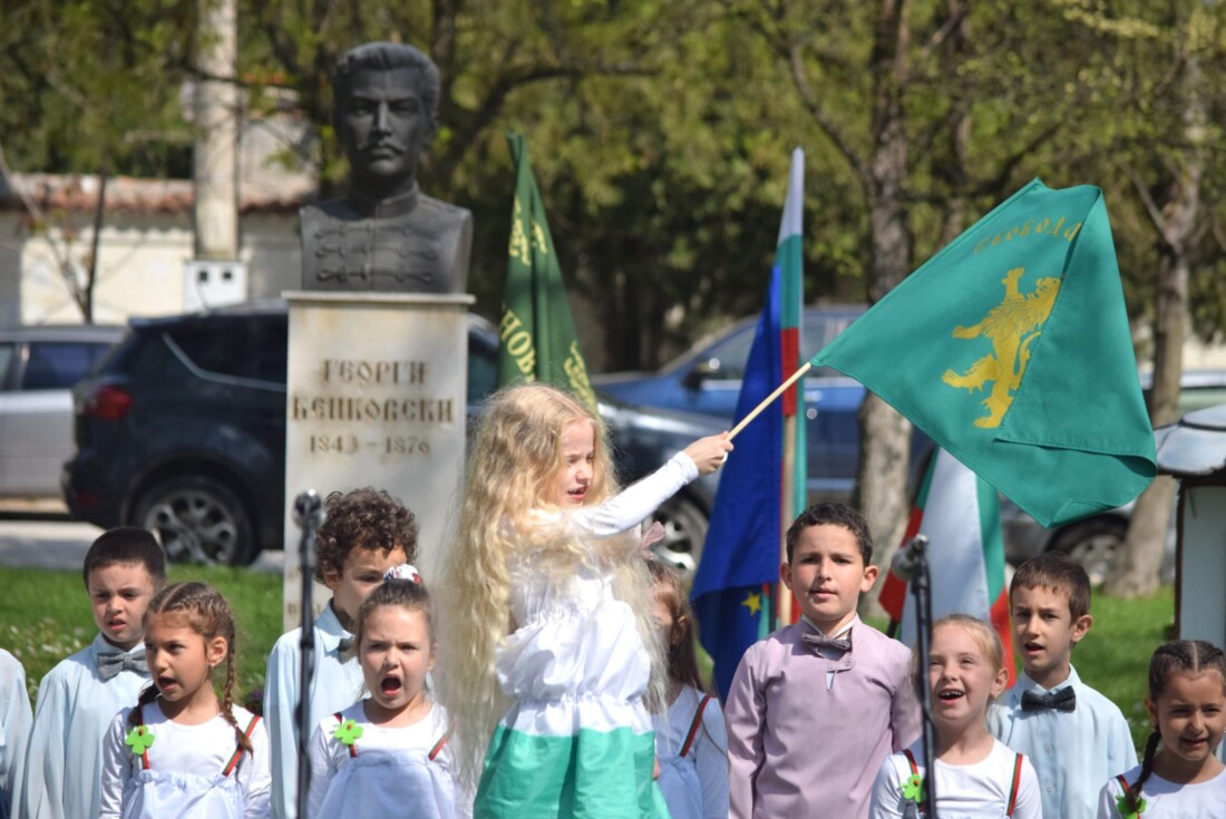 Деца пресъздадоха събитията от 1876 година в Бенковски (СНИМКИ)